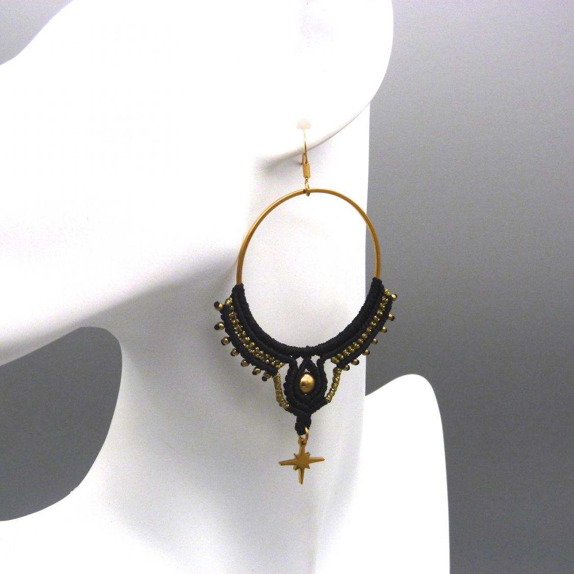 Paire de boucles d'oreilles créoles noires et dorées en micro-macramé