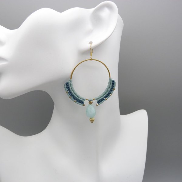 Paire de boucles d'oreilles cr&eacute;oles vert menthe &agrave; l'eau/bleu canard en micro-macram&eacute;