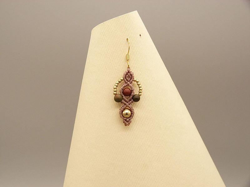 Paar Ohrringe aus Mikro-Makramee in der Farbe Taupe 