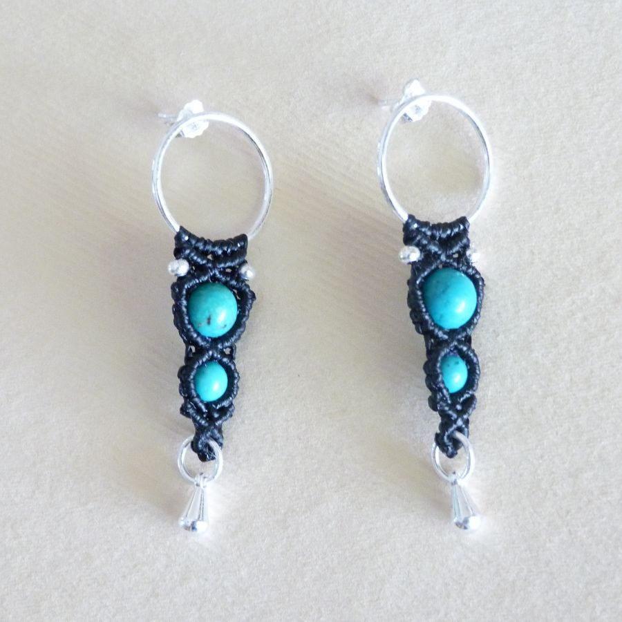 Paire de boucles d'oreilles  en micro-macramé noires avec crochet en argent et des perles turquoises