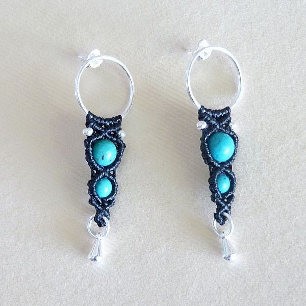 Paire de boucles d'oreilles  en micro-macram&eacute; noires avec crochet en argent et des perles turquoises