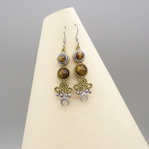 Paar vergoldete Ohrringe aus Mikro-Makramee 