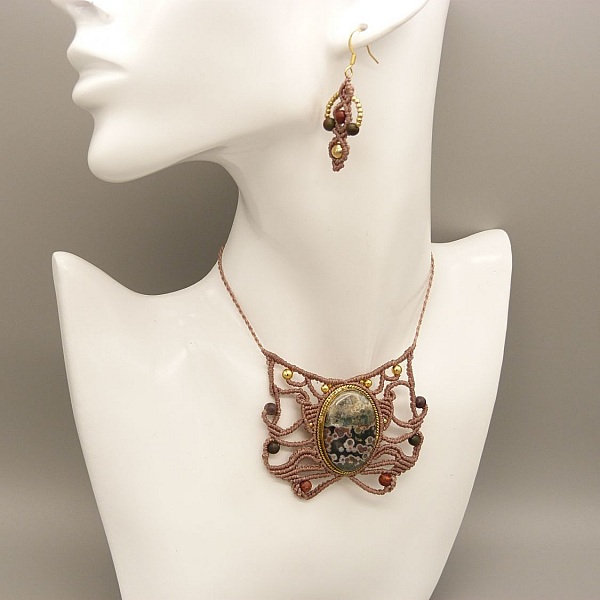 Paar Ohrringe aus Mikro-Makramee in der Farbe Taupe 