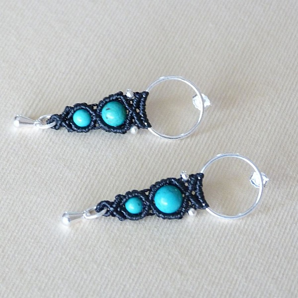 Paire de boucles d'oreilles  en micro-macram&eacute; noires avec crochet en argent et des perles turquoises