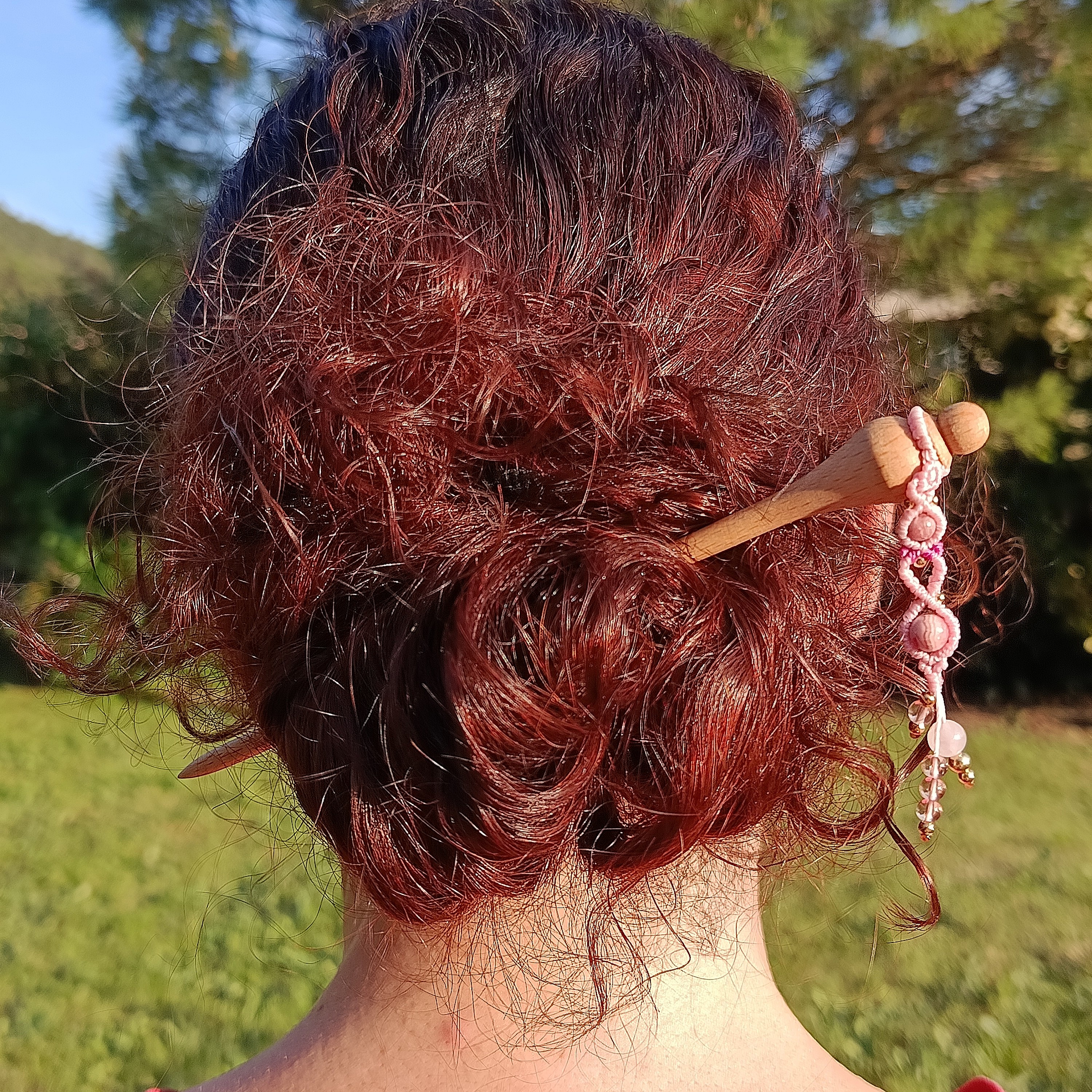 Pic à cheveux en hêtre avec ornement micro-macramé rose.