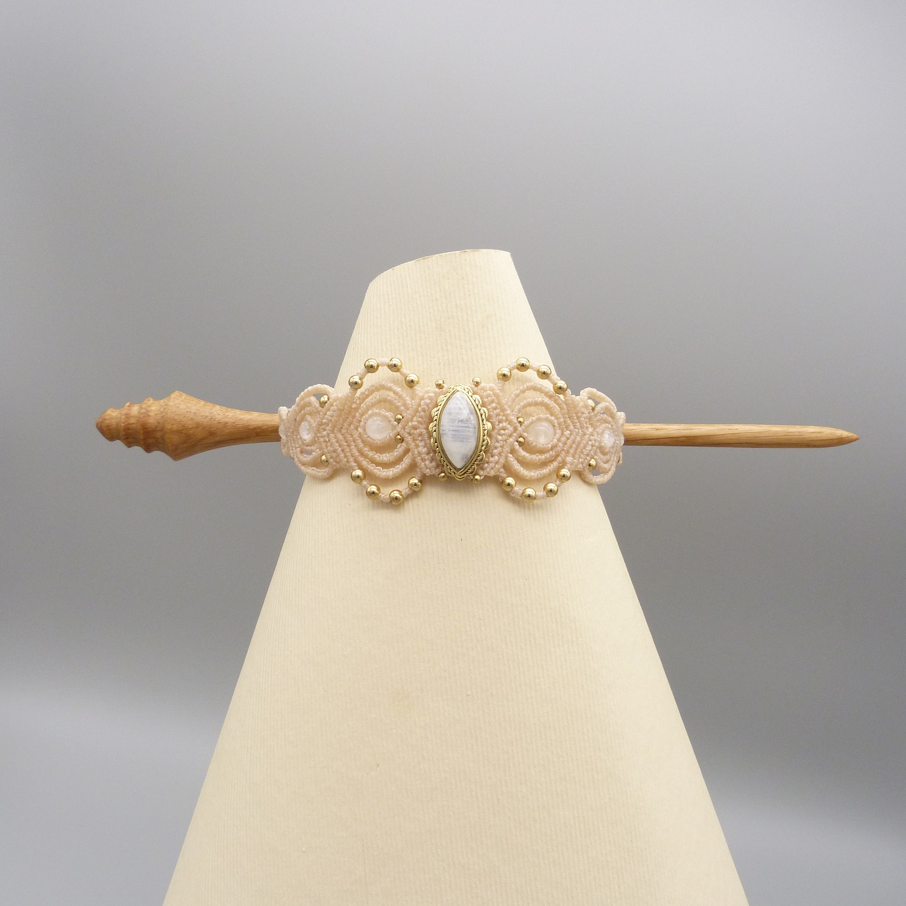 pic &agrave; cheveux avec ornement en micro-macram&eacute;