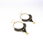 Paire de boucles d'oreilles créoles noires et dorées en micro-macramé