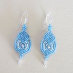 Boucles d'oreilles  bleu clair en micro-macramé avec crochets en argent 925