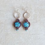 Ohrringe aus Mikro-Makramee in Schokoladenbraun/Blau Stern aus Muranoglas