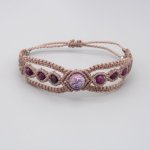 Taupefarbenes Mikromakramee-Armband mit einer blauvioletten Imperial-Jaspis-Edelsteinperle