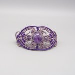 Armband aus violettem Mikro-Makramee mit einem eingefassten Amethyst