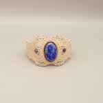 Armband aus hellbeigem Mikro-Makramee mit einem Lapislazuli