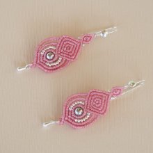 Rosafarbene Ohrringe aus Mikromakramee mit Haken aus 925er Silber
