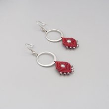 Rote Ohrringe aus Mikro-Makramee  