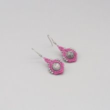 Ohrringe aus bonbonrosa Mikromakramee mit Perlen aus Jaspis-Blattsilber