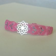 Rosafarbenes Armband aus Mikromakramee mit einer Zwischenschicht aus Silber