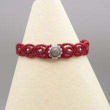 Armband aus rotem Mikro-Makramee mit einem metallgefassten Labradorit