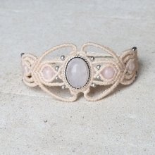 Off-white Mikro-Makramee-Armband mit einem Rosenquarz-Steinbesatz