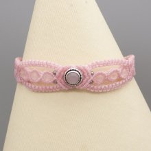 Rosafarbenes Mikro-Makramee-Armband mit einem Rosenquarz-Steinbesatz
