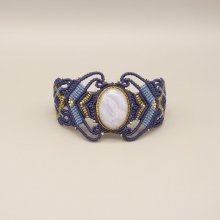 Nachtblaues Mikro-Makramee-Armband mit einem in Goldmetall gefassten Bandachat