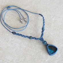 Blauton-Halskette aus Mikromakramee mit einem Chrysokoll
