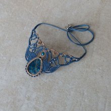 Halskette aus Mikromakramee in Blau Ente Beige mit einem Apatit