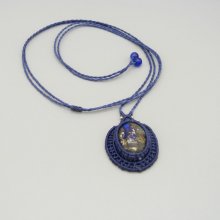 Dunkelblaue Halskette aus Mikromakramee mit einem Stein-Cabochon