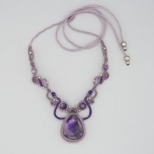 Violette Halskette aus Mikromakramee mit einem Amethyst