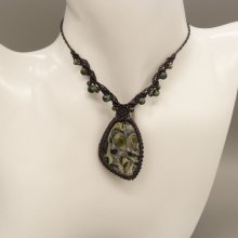 Dunkelgraue Mikro-Makramee-Halskette mit einem Kambaba-Jaspis