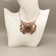 Halskette aus Mikromakramee in der Farbe Taupe mit einem Jaspis