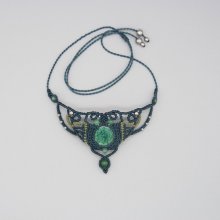 Smaragdgrüne Halskette aus Mikro-Makramee mit einer Keramikfassung