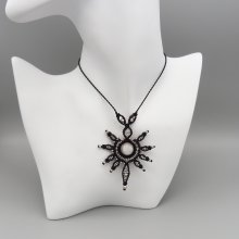 collier noir en micro-macramé avec une pierre de lune sertie