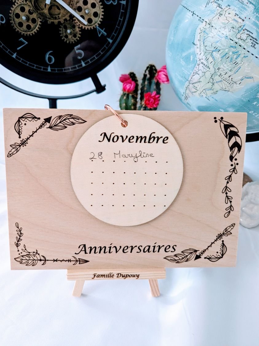 Calendrier des anniversaires en bois gravé, sur chevalet bois