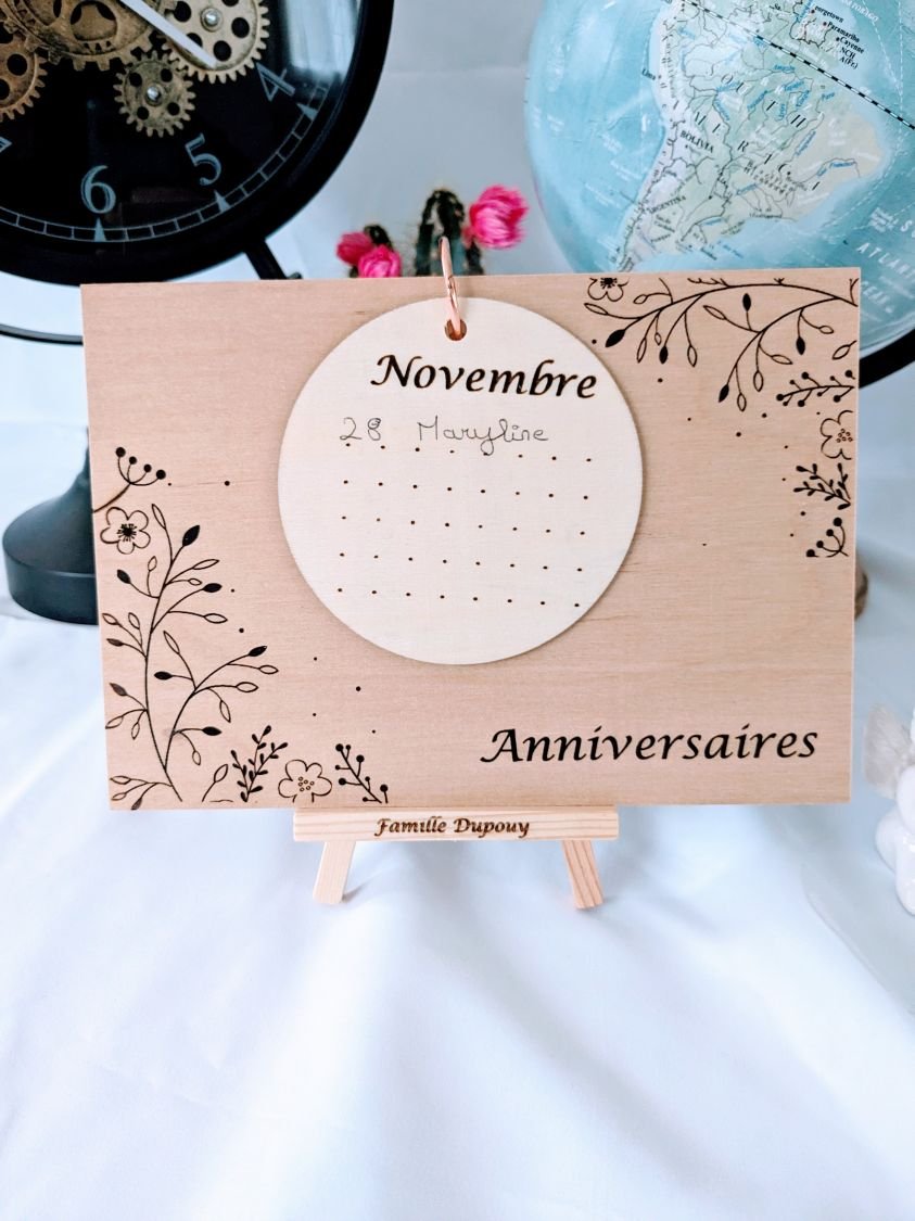 Calendrier des anniversaires en bois gravé, sur chevalet bois