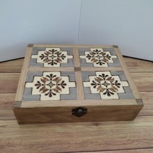 Holzbox, handgefertigte Dekoration, Intarsien aus Holzfurnier, pyrografierte Reliefs, bemalt, Inspiration "Carreaux de ciments".  Box für verschiedene Aufbewahrungsmöglichkeiten, Innendekoration.