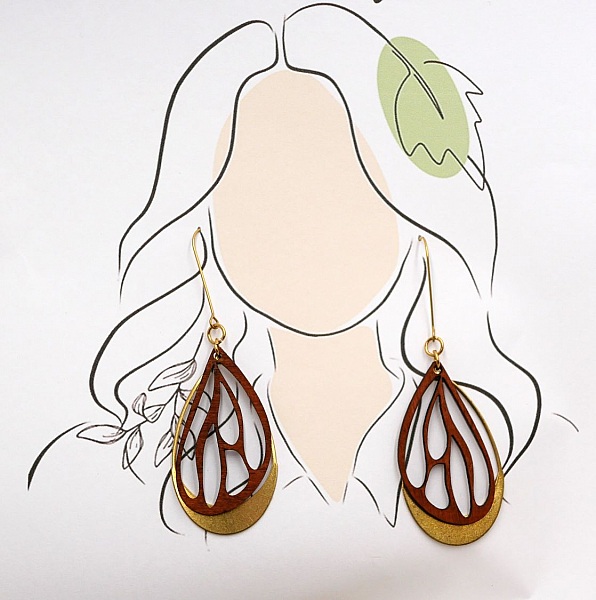 Ohrringe Fl&uuml;gel aus Kirschholz auf durchbrochenem Oval aus vergoldetem Messing