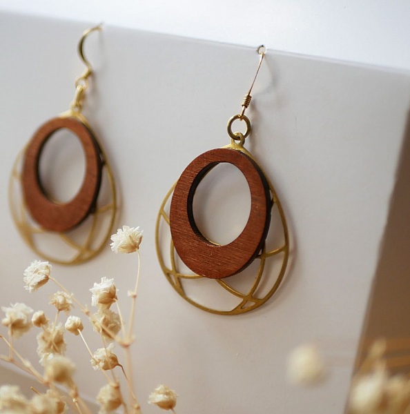 Ohrringe Fl&uuml;gel aus Kirschholz auf durchbrochenem Oval aus vergoldetem Messing