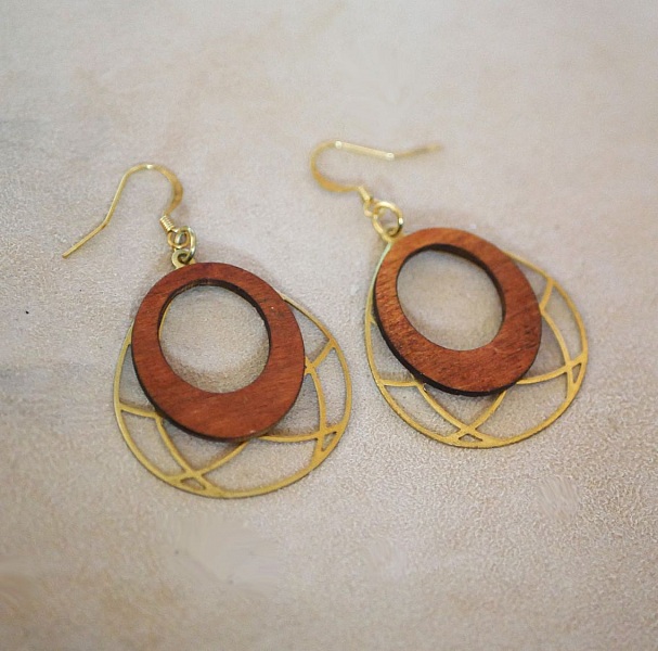 Ohrringe Fl&uuml;gel aus Kirschholz auf durchbrochenem Oval aus vergoldetem Messing