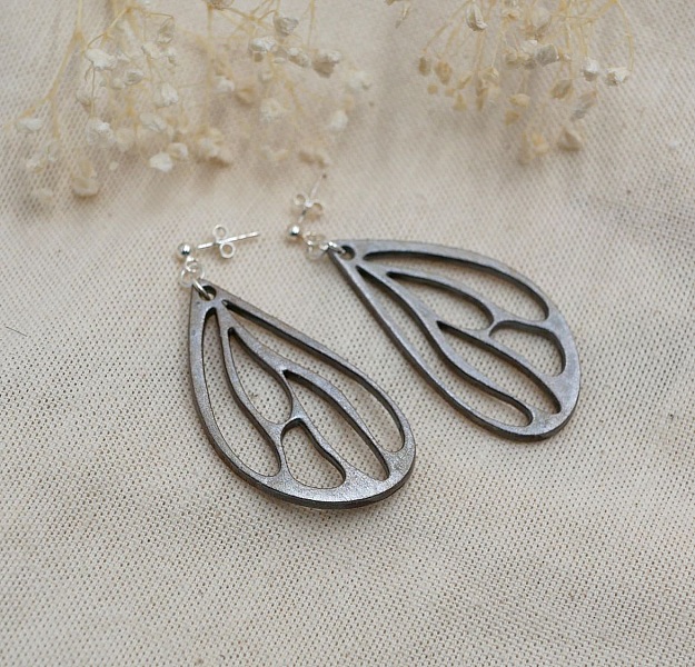 Ohrringe Fl&uuml;gel aus metallic-grauem Holz auf N&auml;geln aus 925er Silber