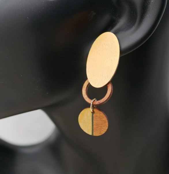 Ohrringe aus grafischem Kirschholz und vergoldetem Holz