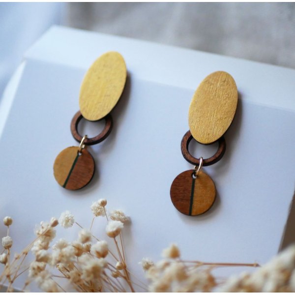 Ohrringe aus grafischem Kirschholz und vergoldetem Holz