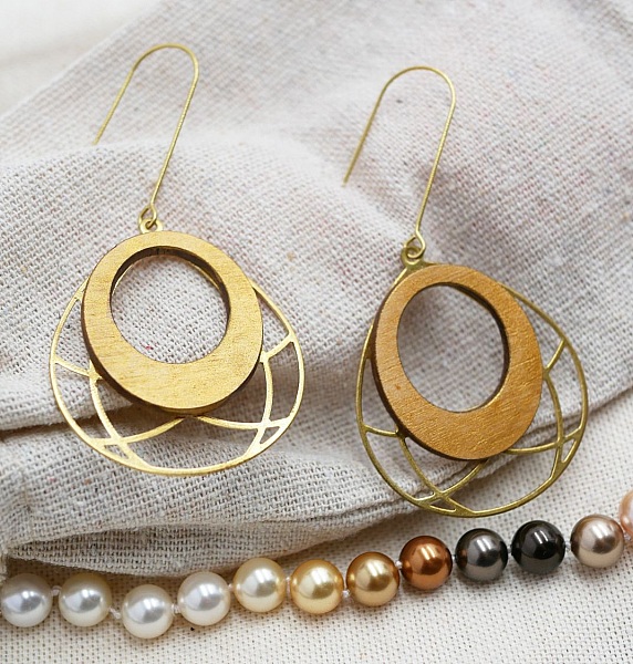 Ovale, vergoldete Holzohrringe auf durchbrochener, vergoldeter Messingpampille