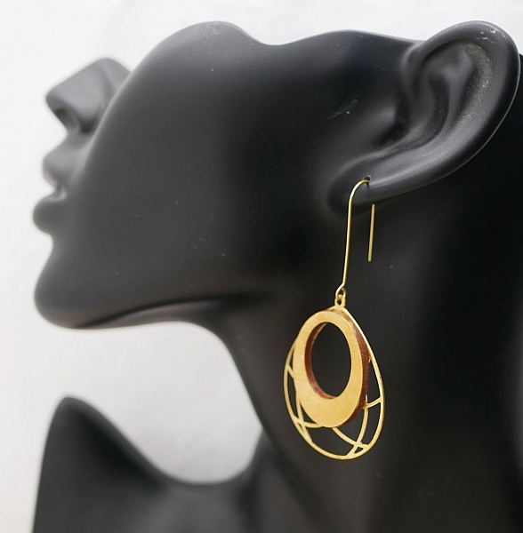 Ovale, vergoldete Holzohrringe auf durchbrochener, vergoldeter Messingpampille