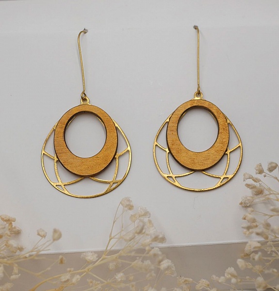 Ovale, vergoldete Holzohrringe auf durchbrochener, vergoldeter Messingpampille