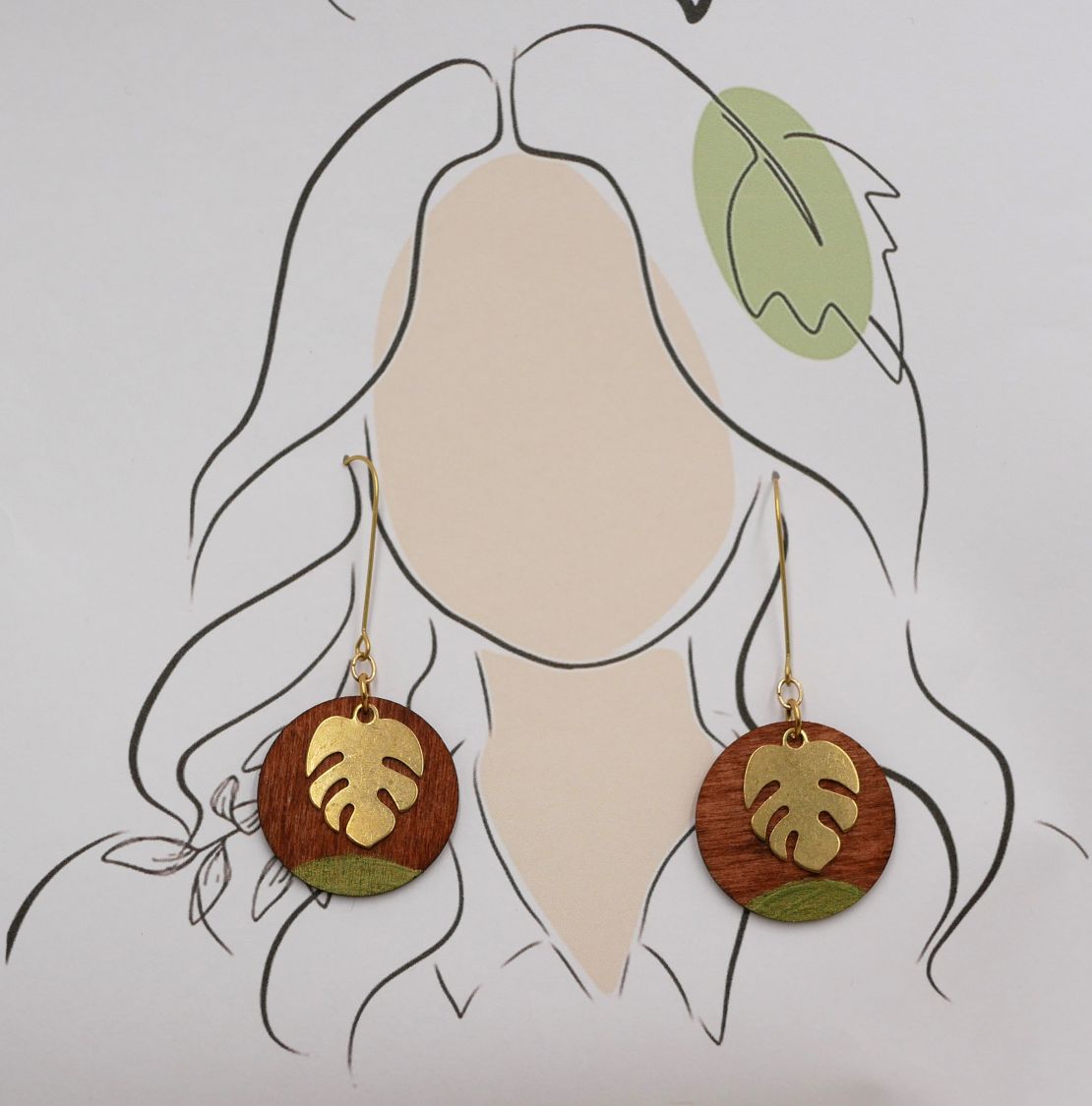 Ohrringe aus Rundholz Kirschbaum und Monstera-Blatt Messing vergoldet