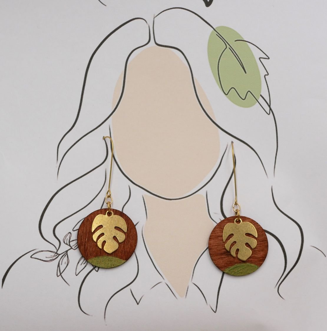 Ohrringe aus Rundholz Kirschbaum und Monstera-Blatt Messing vergoldet