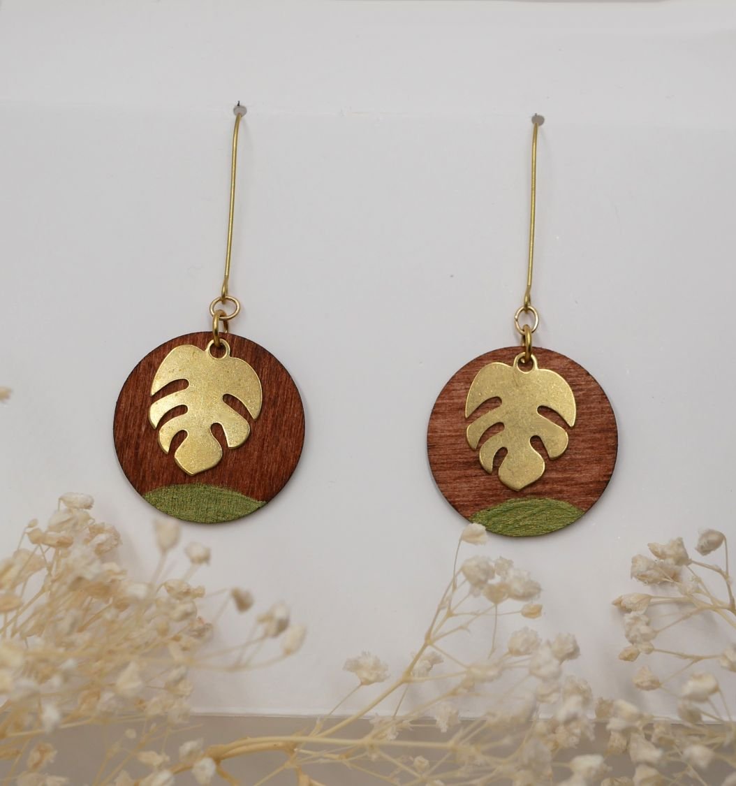 Ohrringe aus Rundholz Kirschbaum und Monstera-Blatt Messing vergoldet