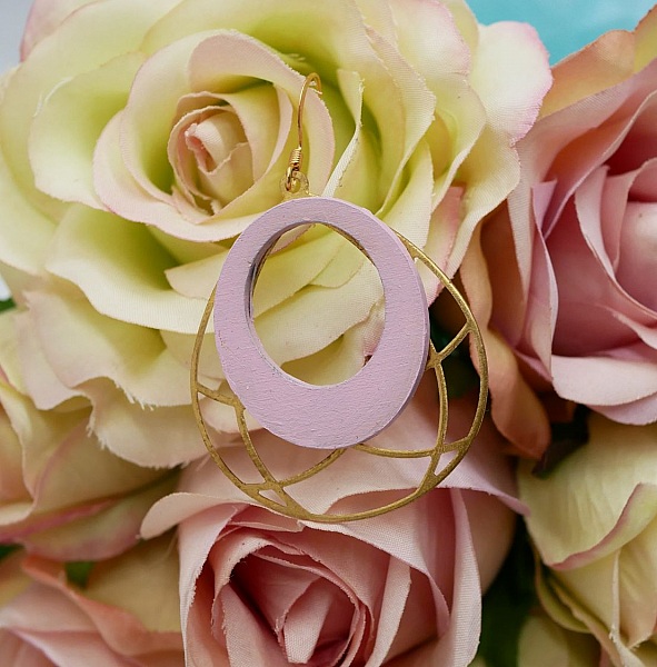 Boucle d'oreille bois rose pastel sur ovale laiton doré.