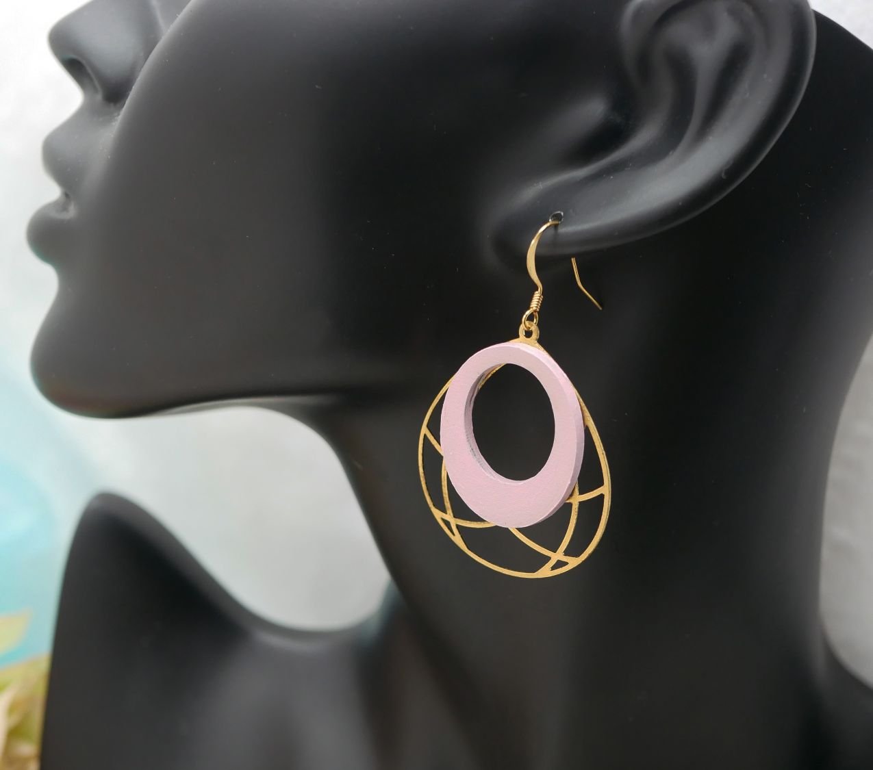 Boucles d'oreilles bois rose pastel sur ovale ajouré en laiton doré