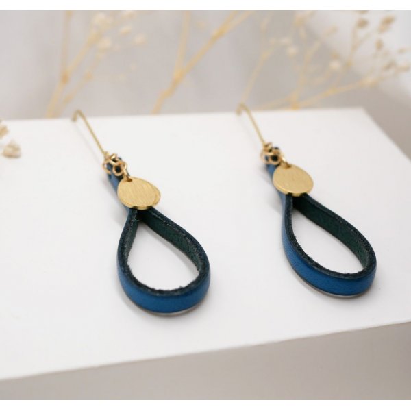 Ohrringe aus blauem Leder mit goldenen Pampillen